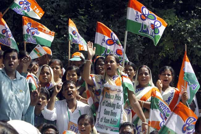 Trinamool Congress supporters listen to Mamata Banerjee speak against reforms on FDI in retail, cap on LPG subsidies and diesel price hikes during a protest in New Delhi. (Sonu Mehta/ Hindustan Times)
</div) Trinamool Congress supporters listen to Mamata Banerjee speak against reforms on FDI in retail, cap on LPG subsidies and diesel price hikes during a protest in New Delhi. (Sonu Mehta/ Hindustan Times)
</div)