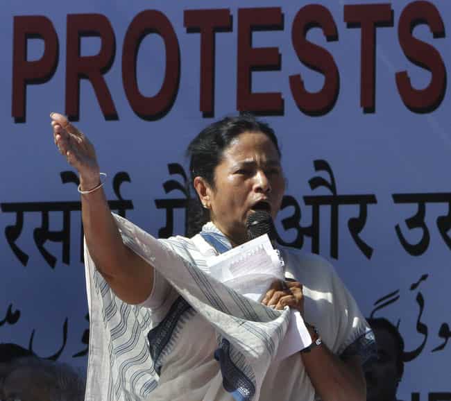 Trinamool Congress chief Mamata Banerjee gestures while addressing a demonstration against the reforms measures adopted by the UPA government, in New Delhi. (Sonu Mehta/ Hindustan Times)
</div) Trinamool Congress chief Mamata Banerjee gestures while addressing a demonstration against the reforms measures adopted by the UPA government, in New Delhi. (Sonu Mehta/ Hindustan Times)
</div)