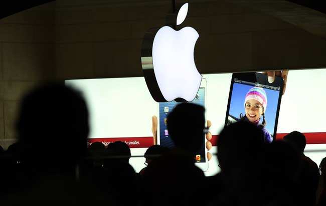 People walk through the Apple retail store in Grand Central Terminal on December 10, 2012 in New York City. Spencer Platt/Getty Images/AFP