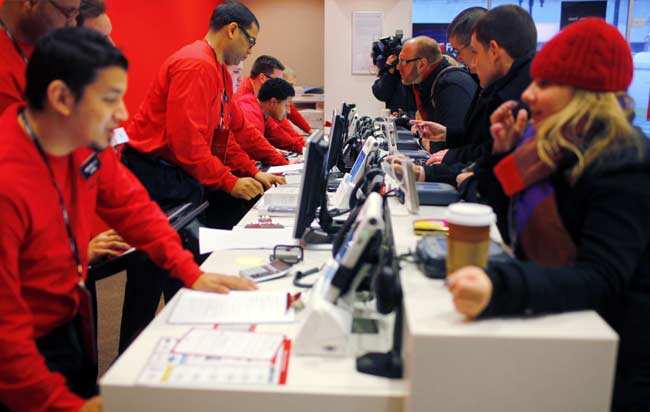 Customers line up to buy Apple iPhones on the first day of sales at a Verizon store in Boston, Massachusetts in this February 10, 2011 file photograph. Reuters/Brian Snyder/Files