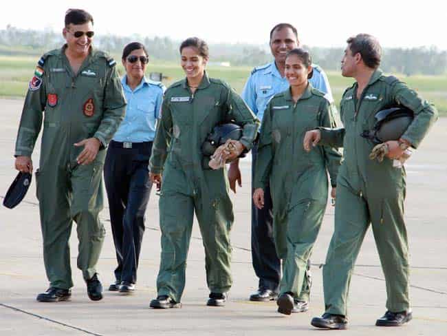 Badminton player Saina Nehwal along with IAF crew after she flew an IAF aircraft. (AP Photo) 
</div)