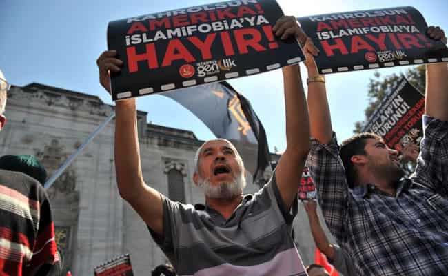 Turks chant anti US slogans and hold placards reading "America be damned, no to Islamophobia", during a demonstration against a film mocking Islam, at Beyazit Square in Istanbul. AFP Photo Turks chant anti US slogans and hold placards reading "America be damned, no to Islamophobia", during a demonstration against a film mocking Islam, at Beyazit Square in Istanbul. AFP Photo