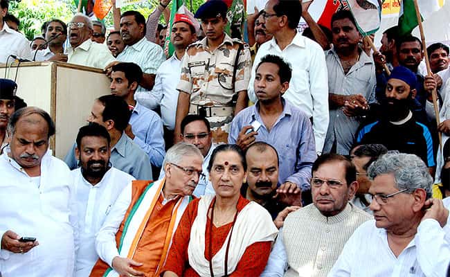BJP leader Murli Manohar Joshi, Janata Dal (U) leader Sharad Yadav CPI leader Sitaram Yechury, BJP president Nitin Gadkari and others during Bharat Bandh in New Delhi. 
</div)