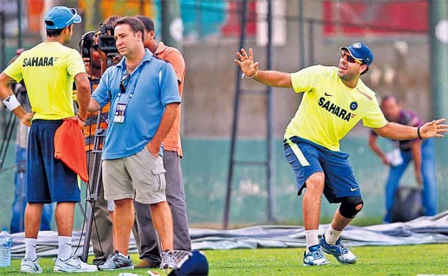 Yuvraj Singh plays the joker as Virat Kohli gives an interview to a television channel in Colombo on Wednesday. HT/Ajay Aggarwal Yuvraj Singh plays the joker as Virat Kohli gives an interview to a television channel in Colombo on Wednesday. HT/Ajay Aggarwal