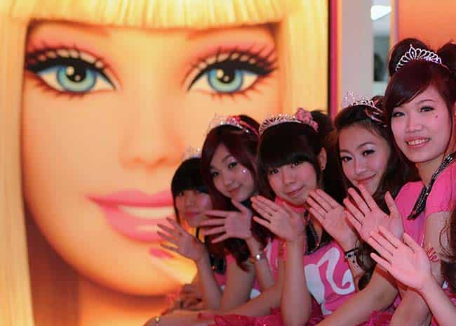 Waitresses wave in front of a Barbie poster during the opening ceremony of a Barbie-themed restaurant in Taipei on January 30, 2013. With hot pink sofas, high heels-shaped tables and chairs decorated with tutus, the first Barbie-themed restaurant opened in Taiwan on January 30 catering to fans of the iconic doll. Photo: AFP / Sam Yeh Waitresses wave in front of a Barbie poster during the opening ceremony of a Barbie-themed restaurant in Taipei on January 30, 2013. With hot pink sofas, high heels-shaped tables and chairs decorated with tutus, the first Barbie-themed restaurant opened in Taiwan on January 30 catering to fans of the iconic doll. Photo: AFP / Sam Yeh