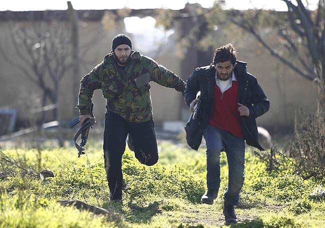 Free Syrian Army fighters run for cover at the front line near Menagh military airport in north Aleppo December 31, 2012. Photo: Reuters/UNI Free Syrian Army fighters run for cover at the front line near Menagh military airport in north Aleppo December 31, 2012. Photo: Reuters/UNI
