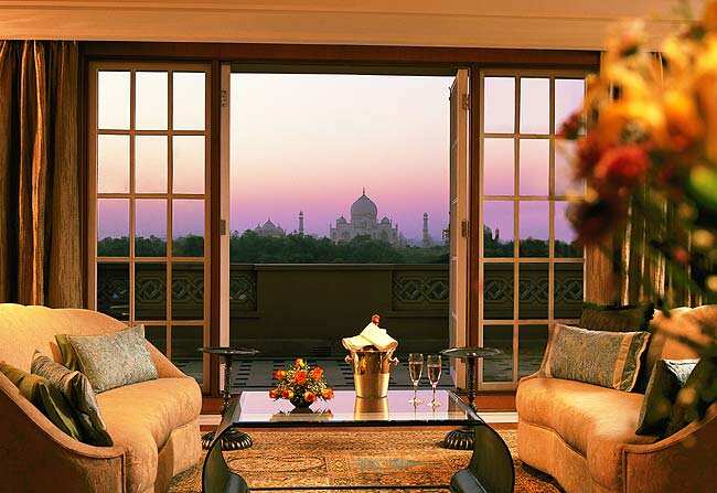 In the Oberoi Agra hotel, lovers will enjoy a romantic meal with a view of the Taj Mahal. Photo: AFP In the Oberoi Agra hotel, lovers will enjoy a romantic meal with a view of the Taj Mahal. Photo: AFP