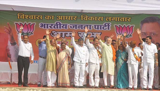 BJP's PM candidate Narendra Modi with other leaders during an election rally in Korba, Chhattisgarh. (Photo by Hindustan Times) </em> 
</div)