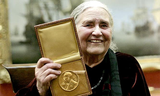 Doris Lessing shows her prize insignia of the 2007 Nobel Prize in Literature. (AFP Photo)