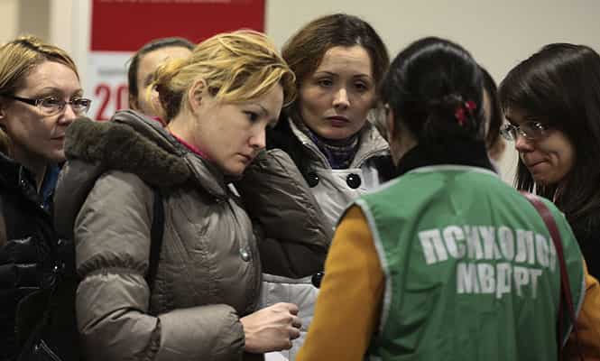 A psychologist at the airport speaks to relatives and friends of those who were aboard the Russian passenger airliner, Boeing 737, crashed in Kazan. (AP photo)</em) A psychologist at the airport speaks to relatives and friends of those who were aboard the Russian passenger airliner, Boeing 737, crashed in Kazan. (AP photo)</em)