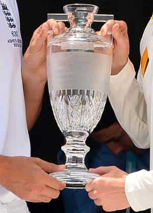 Alistair Cook and Michael Clarke pose with the Ashes series trophy, Brisbane. (AFP) 
</div)