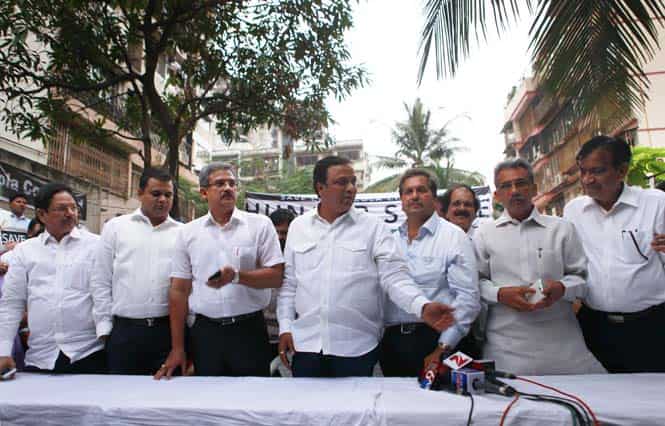 Representatives from various political parties at a press conference to show their support to the residents of Campa Cola Compound in Worli, Mumbai (Kalpak Pathak/HT Photo)
</div) Representatives from various political parties at a press conference to show their support to the residents of Campa Cola Compound in Worli, Mumbai (Kalpak Pathak/HT Photo)
</div)