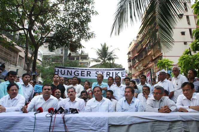 Representatives from various political parties at a press conference to show their support to the residents of Campa Cola Compound in Worli, Mumbai (Kalpak Pathak/HT Photo)
</div) Representatives from various political parties at a press conference to show their support to the residents of Campa Cola Compound in Worli, Mumbai (Kalpak Pathak/HT Photo)
</div)