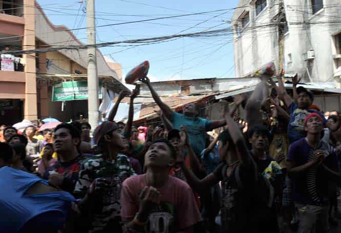 Residents scramble for looted goods in Tacloban City, central Philippines three days after devastating Typhoon Haiyan hit the city. (AFP photo)</em>
</div) Residents scramble for looted goods in Tacloban City, central Philippines three days after devastating Typhoon Haiyan hit the city. (AFP photo)</em>
</div)