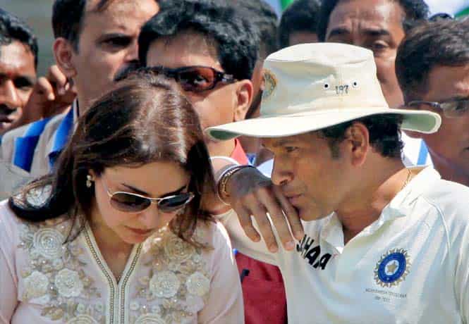 Sachin Tendulkar with his wife Anjali during his farewell ceremony at Wankhede stadium in Mumbai. (PTI Photo)
</div) Sachin Tendulkar with his wife Anjali during his farewell ceremony at Wankhede stadium in Mumbai. (PTI Photo)
</div)