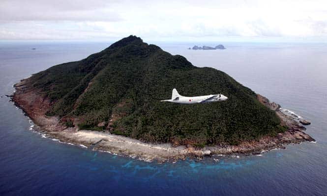 This photo taken on October 13, 2011 shows a P-3C patrol plane of Japanese Maritime Self-Defense Force flying over the disputed islets known as the Senkaku islands in Japan and Diaoyu islands in China, in the East China Sea. (AP photo)</em) This photo taken on October 13, 2011 shows a P-3C patrol plane of Japanese Maritime Self-Defense Force flying over the disputed islets known as the Senkaku islands in Japan and Diaoyu islands in China, in the East China Sea. (AP photo)</em)