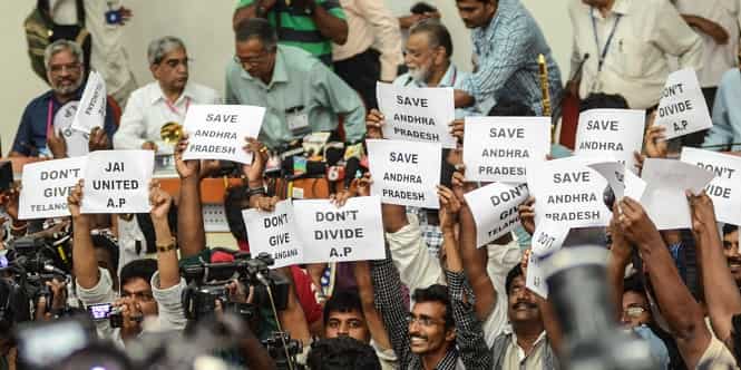 Andhra journalists protesting against Telangana at the Mars Mission press conference. (Nathan G/HT Photo)