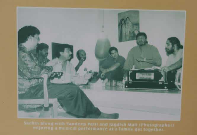 Another photo showing the lesser-known side of the cricket legend that has been framed and put up at Sharadhashram Vidyamandir. (Kunal Patil/ HT Photo)</strong) Another photo showing the lesser-known side of the cricket legend that has been framed and put up at Sharadhashram Vidyamandir. (Kunal Patil/ HT Photo)</strong)