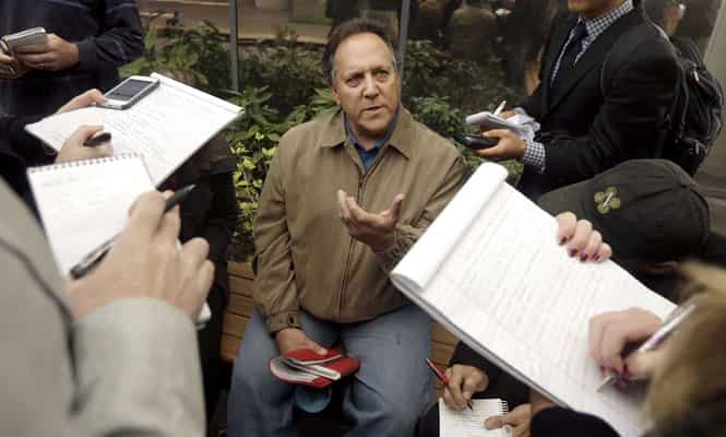 Barry Goldman-Hall, part of the jury that ordered Samsung Electronics to pay Apple $290 million for copying vital iPhone and iPad features speaks to reporters outside of the federal building in San Jose, US. (AP Photo)</em></strong) Barry Goldman-Hall, part of the jury that ordered Samsung Electronics to pay Apple $290 million for copying vital iPhone and iPad features speaks to reporters outside of the federal building in San Jose, US. (AP Photo)</em></strong)