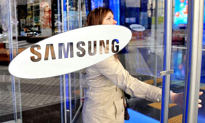 A visitor walks past a logo of Samsung Electronics at the company's headquarters in Seoul. (AFP Photo)</em></strong) A visitor walks past a logo of Samsung Electronics at the company's headquarters in Seoul. (AFP Photo)</em></strong)