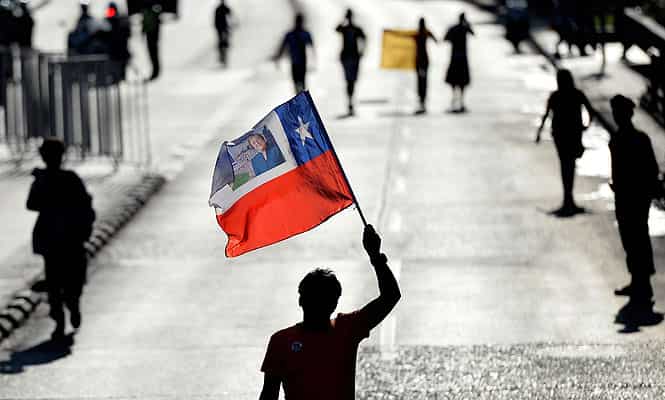 Supporters of Michalle Bachelet, celebrate in Santiago. (AFP Photo)</font></em></strong) Supporters of Michalle Bachelet, celebrate in Santiago. (AFP Photo)</font></em></strong)