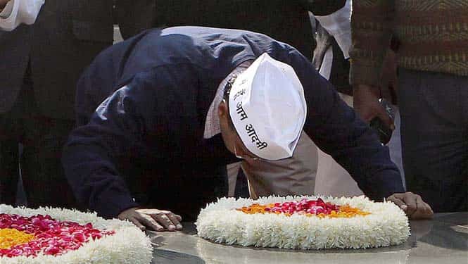 Delhi chief minister Arvind Kejriwal pays homage at Rajghat in New Delhi. (PTI Photo)</font></em></strong> 
</div)