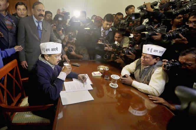 AAP convener Arvind Kejriwal takes charge as Delhi chief minister at Delhi secretariat in New Delhi. (PTI Photo) 
</div)