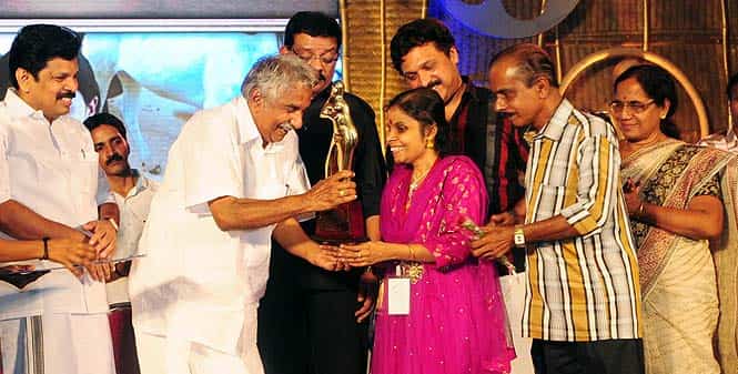 Vijayalakshmi receiving an award by Kerala CM Oommen Chandy. (HT Photo)</em></strong)