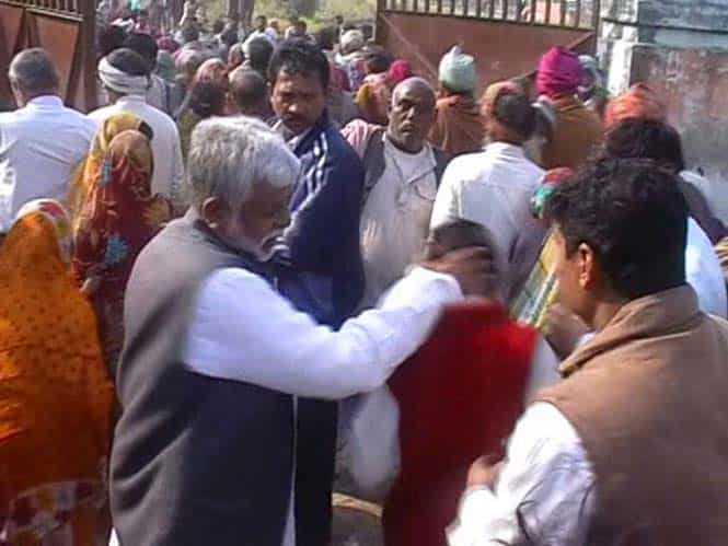A photo of PWD minister Surendra Patel hitting the boy at a blanket distribution function in Rajatalab, Varanasi. (HT Photo) 
</div)