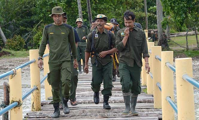 This picture taken on November 16, 2013 shows Indonesian rangers walking past a statue marking Ujung Kulon National Park in Indonesia's Banten province. (AFP Photo)
</div) This picture taken on November 16, 2013 shows Indonesian rangers walking past a statue marking Ujung Kulon National Park in Indonesia's Banten province. (AFP Photo)
</div)