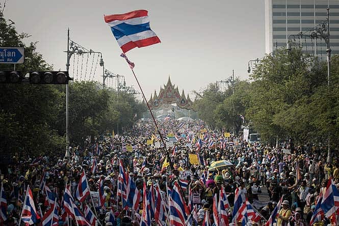 Demonstrators march towards the government building in Bangkok. (AFP photo) 
</div)