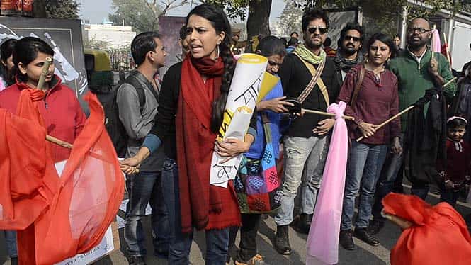 Swara Bhaskar asks women to raise a 'jhaanda' in protest. Swara Bhaskar asks women to raise a 'jhaanda' in protest.