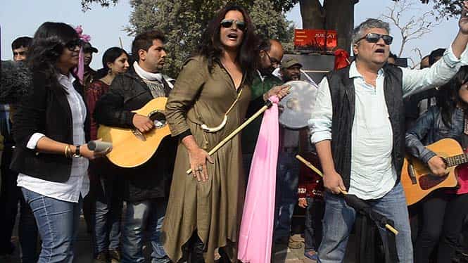 Sona Mohapatra and Swanand Kirkire sing at the protest. Sona Mohapatra and Swanand Kirkire sing at the protest.