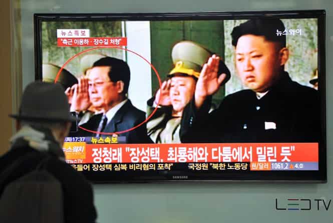 A South Korean man watches TV news about the alleged dismissal of Jang Song-Thaek, North Korean leader Kim Jong-Un's uncle, in Seoul. (AFP photo)</em)