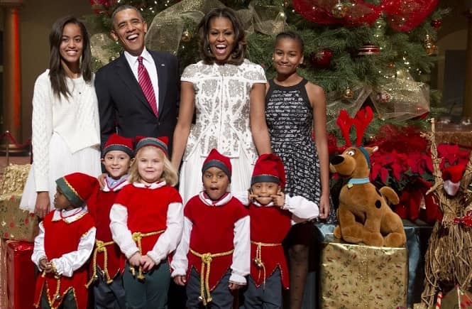 Obama with his wife Michelle and daughters, Sasha (R) and Malia (L), poses for photographs alongside children dressed as elves, who are or were patients at Children's National Medical Center in Washington. (AFP Photo)<em></em></em) Obama with his wife Michelle and daughters, Sasha (R) and Malia (L), poses for photographs alongside children dressed as elves, who are or were patients at Children's National Medical Center in Washington. (AFP Photo)<em></em></em)
