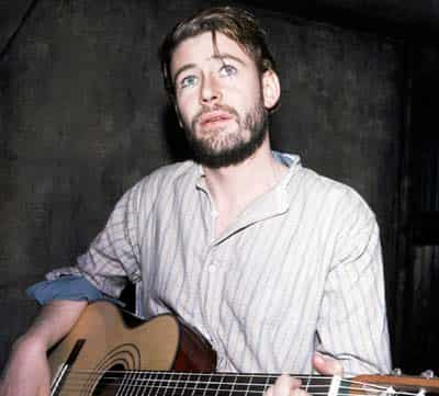 Peter O'Toole plays the guitar during a photocall at the Phoenix Theater in London . (AP file photo)</em>
</div) Peter O'Toole plays the guitar during a photocall at the Phoenix Theater in London . (AP file photo)</em>
</div)