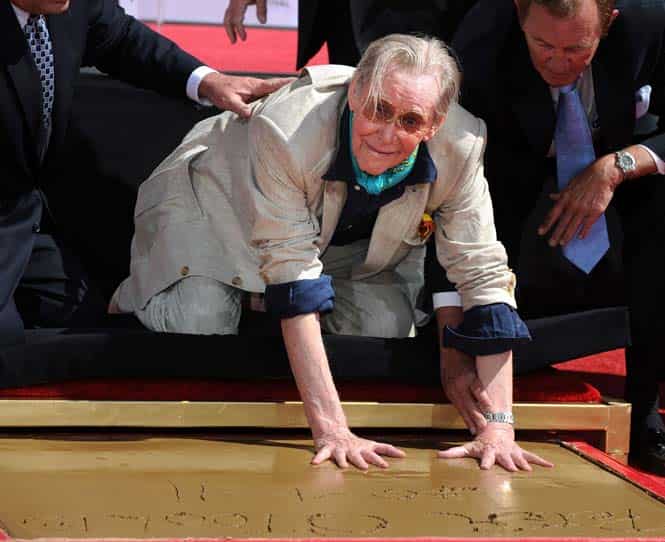 Peter O’Toole attends his hand and footprints ceremony in front of the Grauman’s Chinese Theatre in Hollywood, California. (AFP file photo)</em) Peter O’Toole attends his hand and footprints ceremony in front of the Grauman’s Chinese Theatre in Hollywood, California. (AFP file photo)</em)