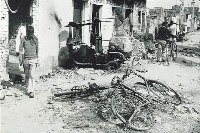 Block 34 of Trilokpuri in Delhi on November 1, 1984. (Thiagarajan/ HT file photo)</em)