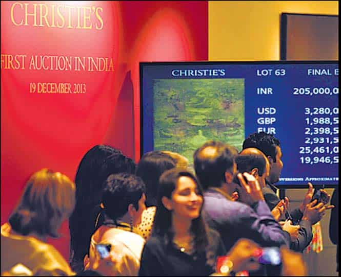 Visitors at a media preview ahead of Christie's first auction in India in Mumbai. (HT Photo)</font></em></strong)