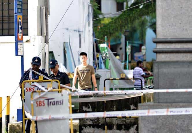 Two policemen check the back street next to a MRT train station where rioters on a rampage in Singapore's Little India district. (AFP photo)</em) Two policemen check the back street next to a MRT train station where rioters on a rampage in Singapore's Little India district. (AFP photo)</em)