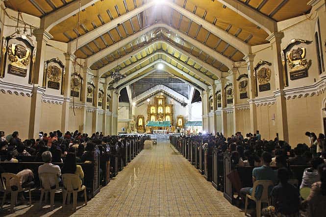 Typhoon survivors gather during final dawn mass on Christmas eve at Palo Cathedral church in in central Philippine. (AP)</font></em></strong) Typhoon survivors gather during final dawn mass on Christmas eve at Palo Cathedral church in in central Philippine. (AP)</font></em></strong)