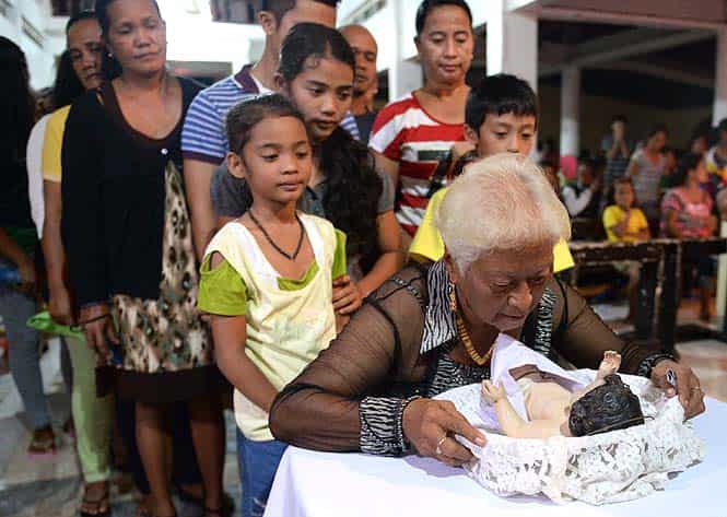 A survivor of Haiyan, which devastated the province of Leyte, kneels to kiss a statue of Jesus Christ in San Joaquin. (AFP)</font></em></strong) A survivor of Haiyan, which devastated the province of Leyte, kneels to kiss a statue of Jesus Christ in San Joaquin. (AFP)</font></em></strong)