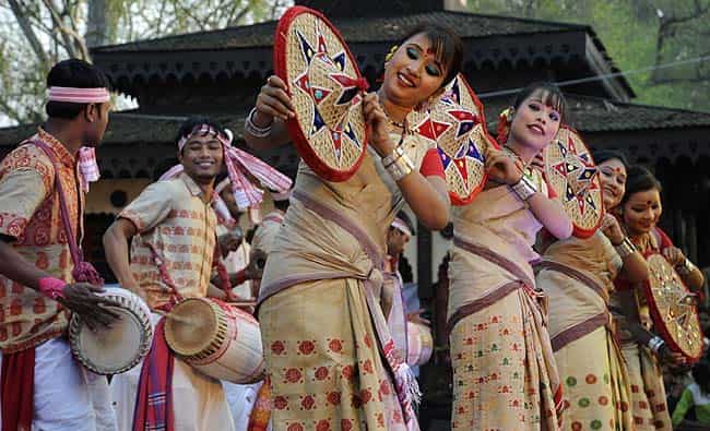 Artist of Assam perform the Bihu dance in 27th Surajkund International Crafts Mela, in Faridabad. Photo: Parveen Kumar/Hindustan Times Artist of Assam perform the Bihu dance in 27th Surajkund International Crafts Mela, in Faridabad. Photo: Parveen Kumar/Hindustan Times