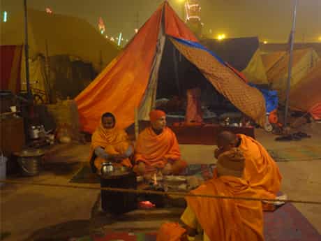 The entire Kumbh complex smelt of a semi-burnt and partly cooled night, filled with a smoky kind of scent, it was like some kind of ‘holy smog’, just like the smoke after havans in the house stings your eyes. The entire Kumbh complex smelt of a semi-burnt and partly cooled night, filled with a smoky kind of scent, it was like some kind of ‘holy smog’, just like the smoke after havans in the house stings your eyes.