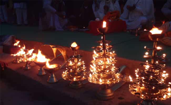 Evening
aarti at Arael
ghat Evening
aarti at Arael
ghat