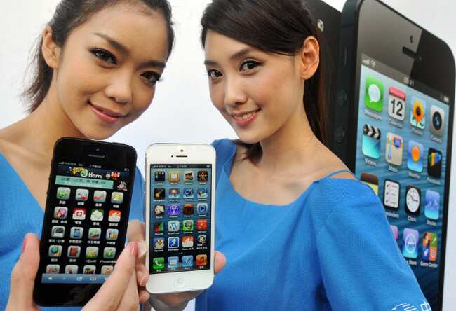 Two models display the Apple iPhone 5 during the product's release at a store in Taipei. Photo: AFP / Mandy Cheng Two models display the Apple iPhone 5 during the product's release at a store in Taipei. Photo: AFP / Mandy Cheng