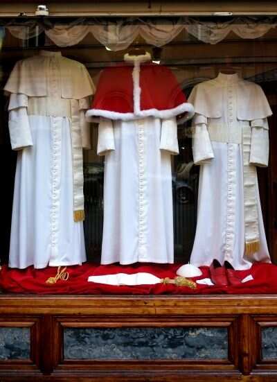 The outfits for the new Pope to be elected are displayed in the window of Italian ecclesiastical tailor Gammarelli on March 4, 2013 in Rome. ©AFP PHOTO / ALBERTO PIZZOLI The outfits for the new Pope to be elected are displayed in the window of Italian ecclesiastical tailor Gammarelli on March 4, 2013 in Rome. ©AFP PHOTO / ALBERTO PIZZOLI