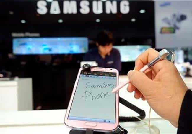 A customer doodles on a new Samsung smartphone at a retail shop in Taipei, Taiwan. Photo: AP/Wally Santana A customer doodles on a new Samsung smartphone at a retail shop in Taipei, Taiwan. Photo: AP/Wally Santana