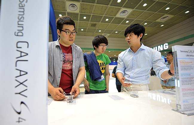 Visitors looking at Samsung Electronics smartphone Galaxy S4 during an IT show in Seoul. Photo: AFP / Jung Yeon-Je Visitors looking at Samsung Electronics smartphone Galaxy S4 during an IT show in Seoul. Photo: AFP / Jung Yeon-Je