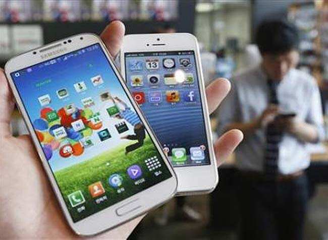 Samsung Electronics' Galaxy S4 (L) and Apple's iPhone 5 are seen in this picture illustration taken in Seoul. Credit: Reuters/Kim Hong-J)